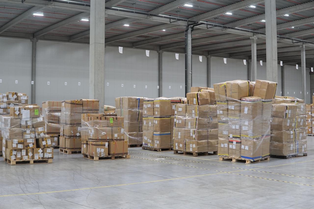 Ecommerce fulfillment warehouse with organized pallet storage